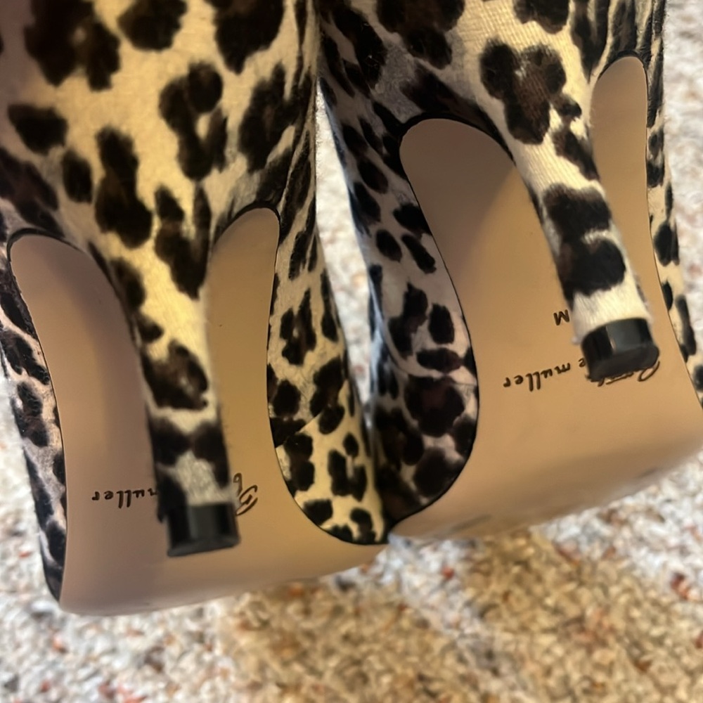 Bettye Muller Leopard Bow Heels Size 8 - Picture 8 of 14